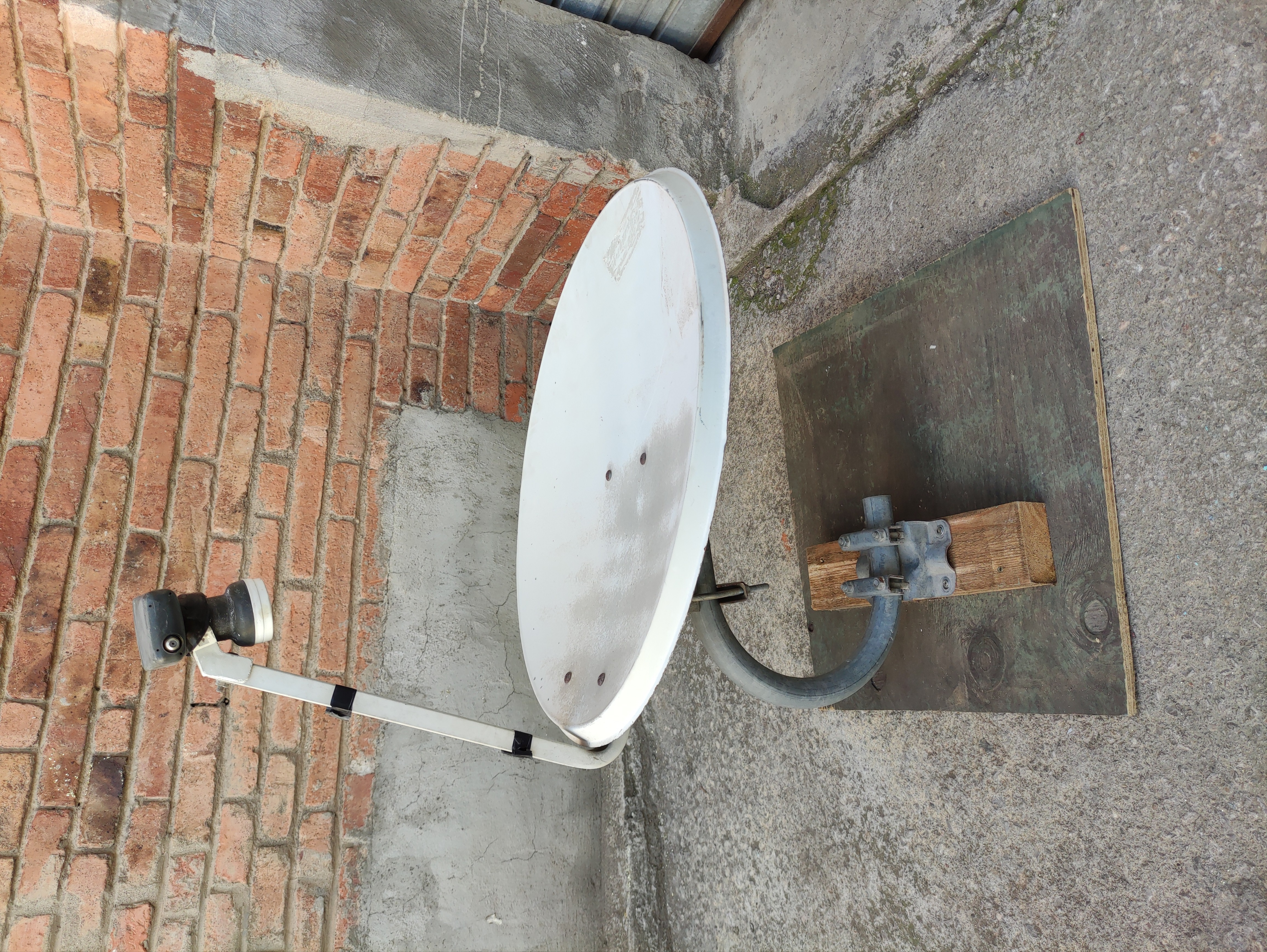 antena parabolica +brazo pared met mad 51+48x58x65 1u